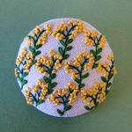 菜の花畑の刺繍ブローチ