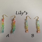 虹色グラデーションのねじねじピアス