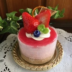 ストロベリームースのケーキメモスタンド☆フェイクスイーツ　プレゼントに！