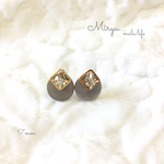 小さなグレー×ビジューピアス
