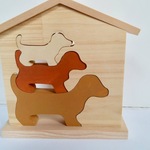 3匹のワンちゃんと犬小屋　