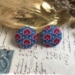  レトロな花柄とドットのくるみボタンピアス