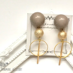 グレージュのフープピアス／イヤリング