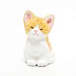 コルクのねむい茶白子猫