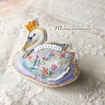 手描きと刺繍のスワンブローチ