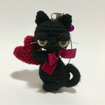 【送料無料】やさぐれ黒猫の選べるハートストラップ*あみぐるみ