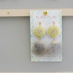刺繍ピアス 黄緑色×ファー