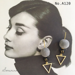 No.A120 大人可愛い▸︎▹︎トライアングルチャーム×グレー ピアス