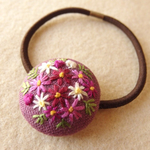 ピンク・白コスモス刺繍 くるみボタンヘアゴム