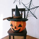 ハロウィンのかぼちゃと椅子