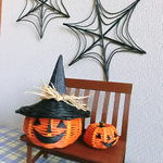 ハロウィンのかぼちゃと長椅子