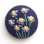 送料無料  刺繍ブローチ（ネイビー）カモミール