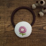 北欧 刺繍 花 ピンク ヘアゴム