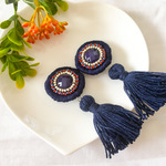 再販しました。♡まんまるいビーズ刺繍タッセルイヤリング（ネイビー）