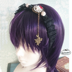 【新作】「蝶の止まった花」カメオ付★黒薔薇と白薔薇と白ウサギの黒いカチューシャ
