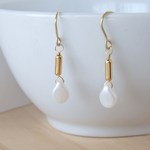 シンプル　軽やかしずくピアス　ハンドメイド　（樹脂ピアス・イヤリング金具変更可能）