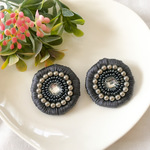 再再…再販しました。まんまるいパール刺繍イヤリング5（チャコールグレー）