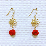 ゴールドの花パーツと真紅の玉結び水引ピアス（イヤリングに変更可能）
