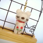 花刺繍クマさん　ベージュ　羊毛フェルトストラップ