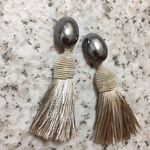 ネイビーパール×フランス製タッセル ボリュームピアス