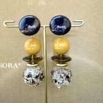 ブラックと木の葉の大ぶりピアス・イヤリング