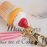 イチゴカップケーキとピンクタッセルのキーホルダー