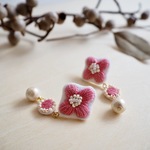 北欧のピンク小花 刺繍 パール イヤリング