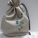 野の花刺繍の丸みのある巾着ポーチ　カンパニュラ
