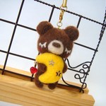 むにゃむにゃ月グマさん　茶色　羊毛フェルト　ストラップ