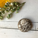 【ブローチorヘアゴム】刺繍カモミール　カフェオレ