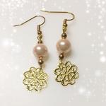 ♡送料無料♡1粒パール風とお花のピアス