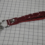 革　ハンドメイド　レザーキーホルダー　ワインレッド　ミステリー編み