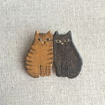 陶土のねこのブローチ(寄り添う猫）