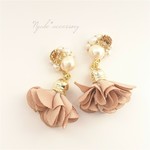 ベージュのお花のタッセルピアス