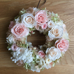 優しいピンクの薔薇のリース