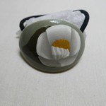 ヘアゴム練り上げ椿（緑地に白）