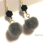 300円☆ファーボールチャーム(グレー)☆お花のピアス/イヤリング