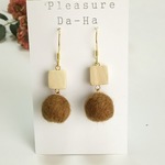 おとな可愛い！フェルトとウッドビーズのピアス／イヤリング*グリーン*【樹脂ピアス対応可】