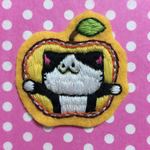 りんごのかたちのねこのワッペン