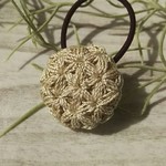 リフ編みくるみボタンのヘアゴム(3.5cm)  シナモンゴールド(ラメ入り)