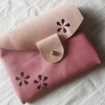 本革お花の透かし入り＊いちごみるく色のフラップポーチ
