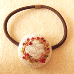 秋の木の実リース刺繍 くるみボタンヘアゴム