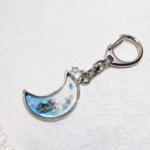 冬の青い月のキーホルダー