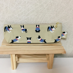 服を着たわんちゃんのペンケース