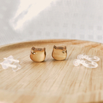 小さな木製 ネコピアス（イヤリング変更可）