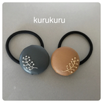  秋色　刺繍入り　フェイクレザーのくるみボタンヘアゴム