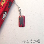 くろ×トラ 洗濯ねこのつりさげストラップ(赤)