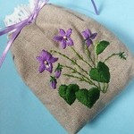 すみれ刺繍のミニ巾着