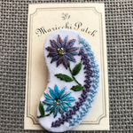 花刺繍 豆型ブローチ