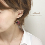［ボルドーと黒］小花のひしがたピアス